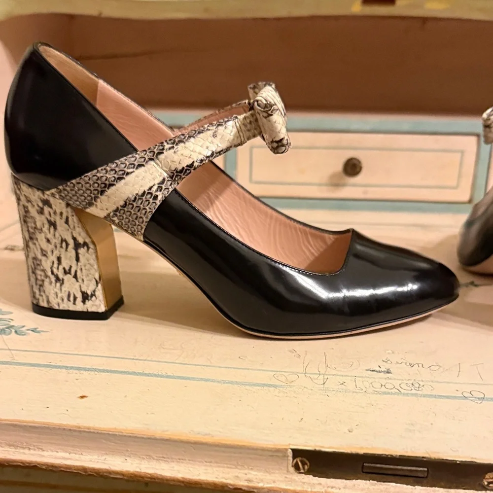 Gucci Black Patent Leather Pumps with Snake-Print Bow Strap - Picture 9 of 15